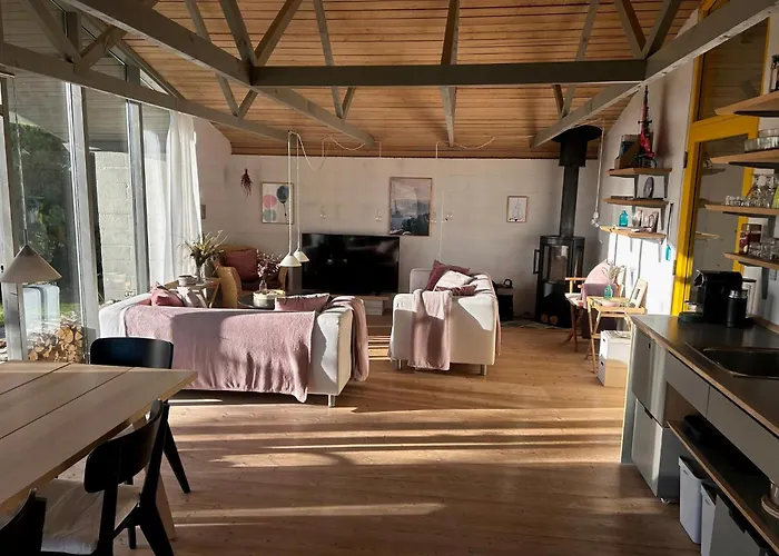 Hébergement de vacances Summer House With Fields And Fjord Views *